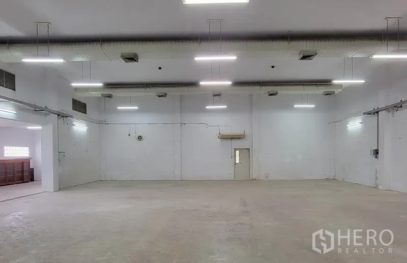 Warehouse for rent in Sam Phran, Nakhon Pathom - High-ceiling warehouse interior with ducted ventilation and bright LED lighting.
