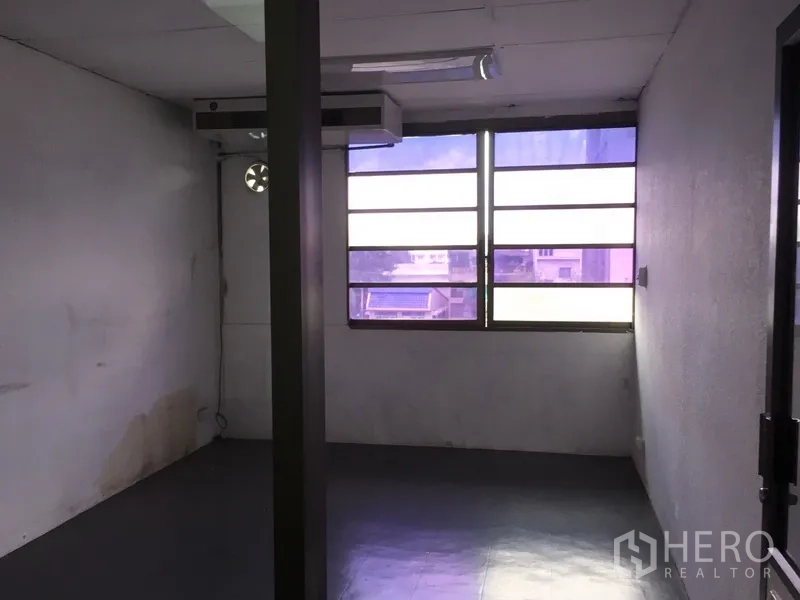สำนักงาน for ในHuai Khwang, Bangkok - ห้องทำงานขนาดกะทัดรัดพร้อมหน้าต่าง พัดลมระบายอากาศและแอร์