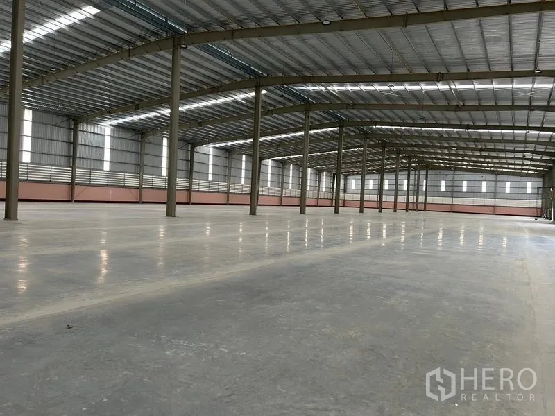 Warehouse for rent in Nikhom Phatthana, Rayong - Clean warehouse floor area with ventilated side walls and ample natural light across the space.