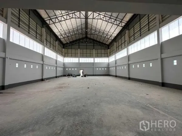 工厂 出售在Khlong Luang, Pathum Thani - 高挑厂房内部，钢结构屋架与环窗，空旷混凝土地面。