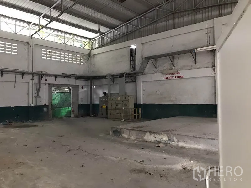 工厂 出租在Mueang Chon Buri, Chon Buri - 厂内装卸平台与电力控制室，可见“安全第一”标识
