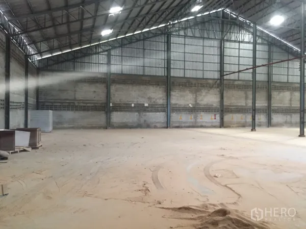 货栈 出租在Khlong Luang, Pathum Thani - 大跨距仓库内部，钢柱、天窗与通风墙体。
