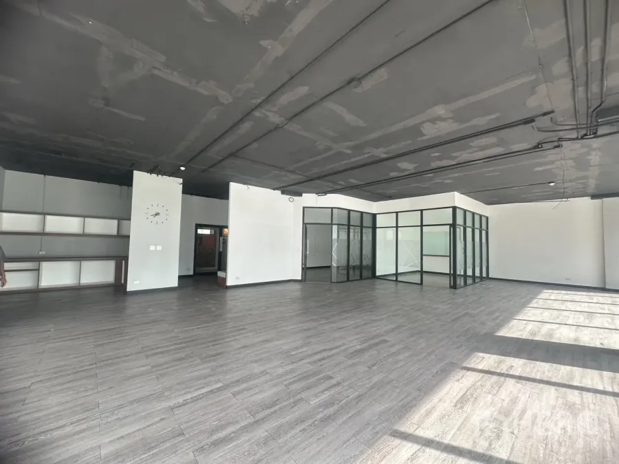 Office Space for rent in Khlong Toei, Bangkok - Spacious workspace with exposed ceiling, glass‑partitioned rooms, and built‑in shelves.