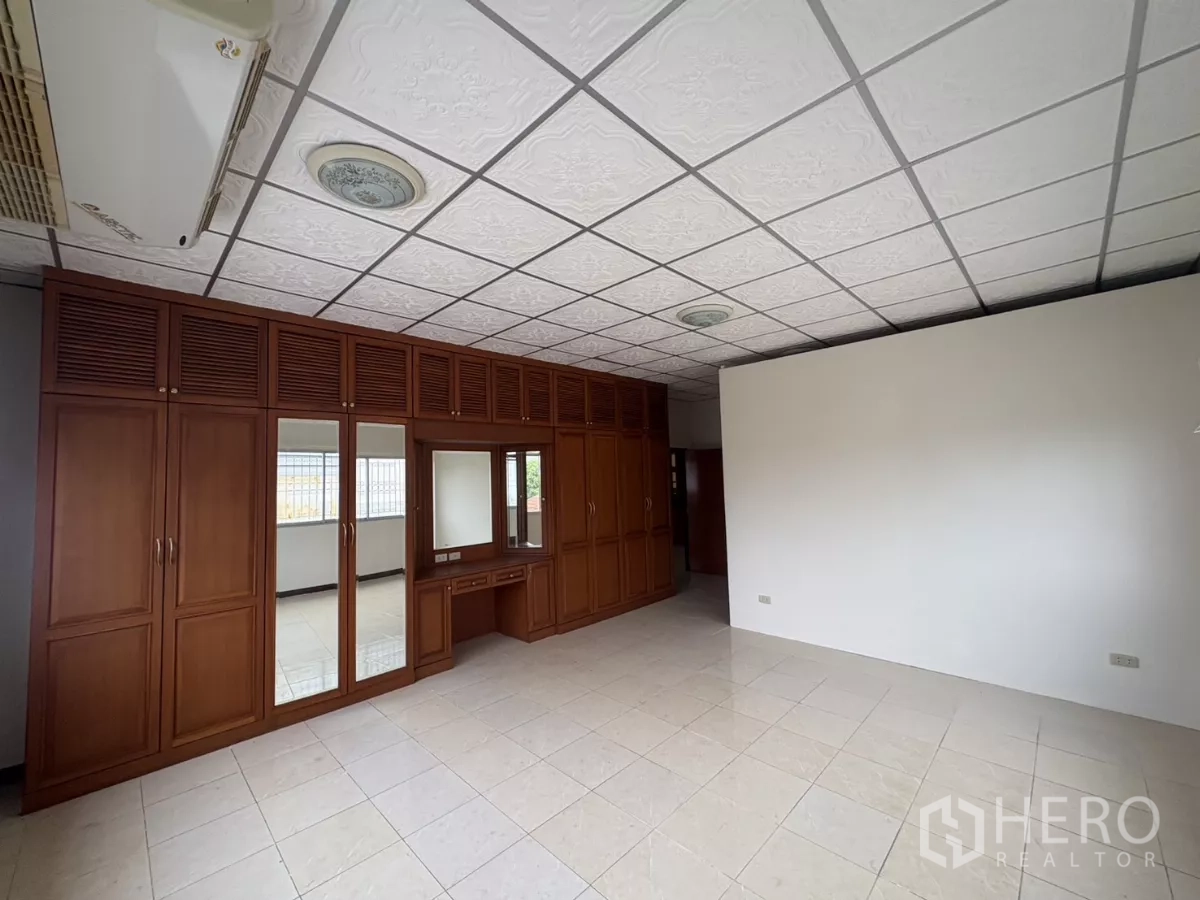 Warehouse for rent in Bang Phli, Samut Prakan - Executive office with full wall wooden built-in wardrobes and dressing area.