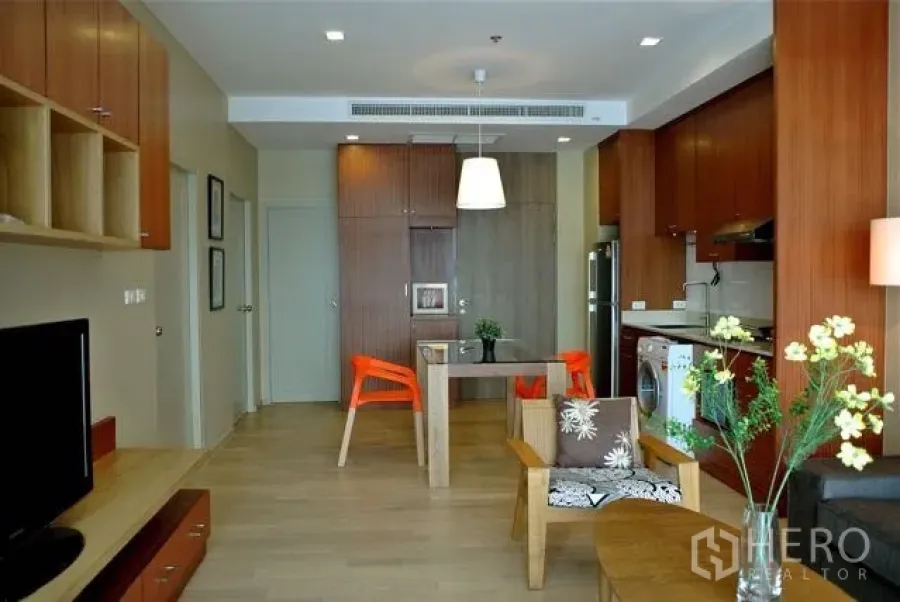 公寓 出租在Watthana, Bangkok - 客餐厅一体空间，木质橱柜，玻璃餐桌，内置厨房与洗衣机