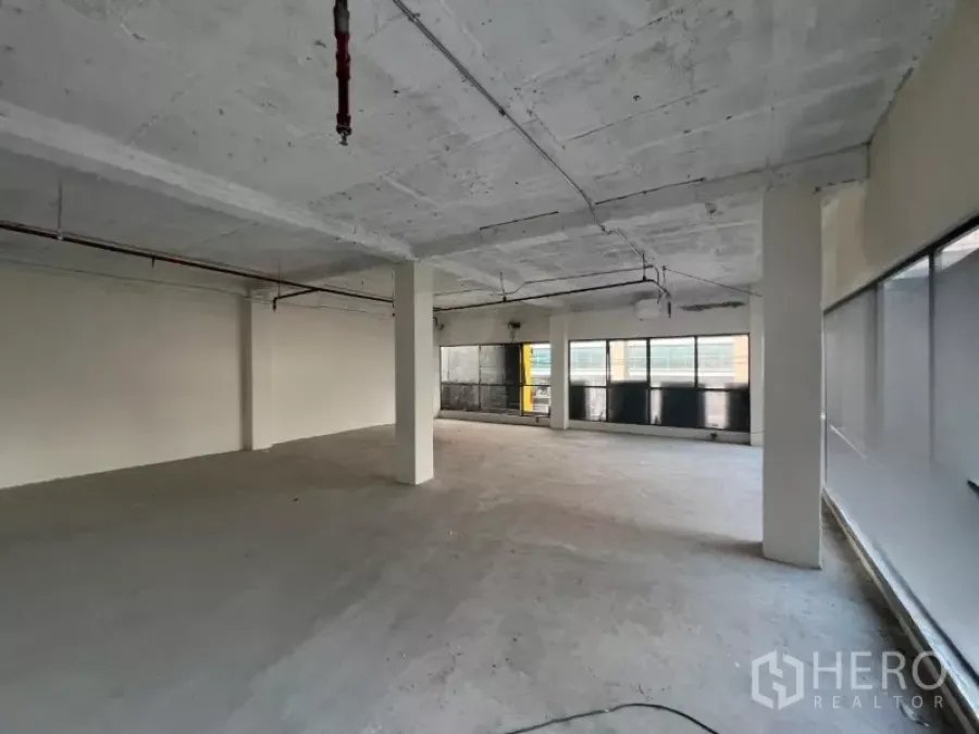 Retail Space for rent in Watthana, Bangkok - Corner of the unit with wide windows providing abundant natural light.