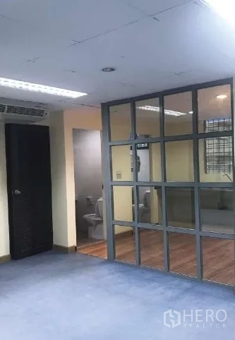 办公空间 出租在Bang Rak, Bangkok - 开放式办公室，玻璃隔断并可通往卫生间。
