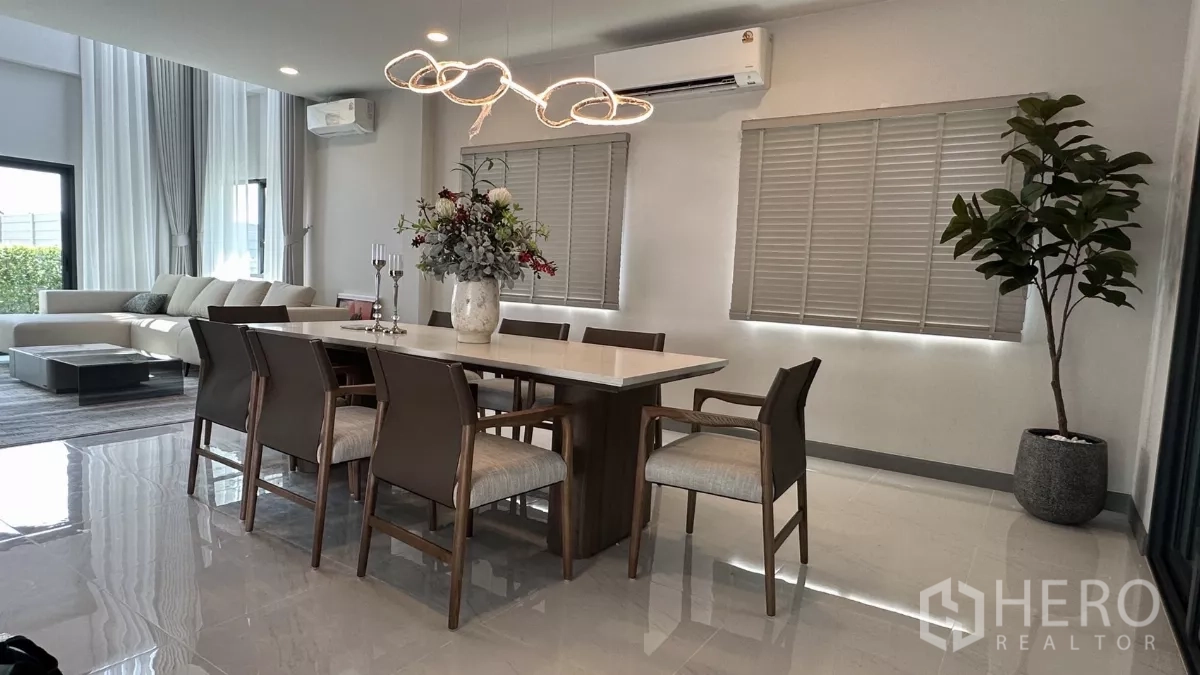 Detached House for rent in Bang Phli, Samut Prakan - Bright dining area with six-seat table, designer pendant and sofa corner.