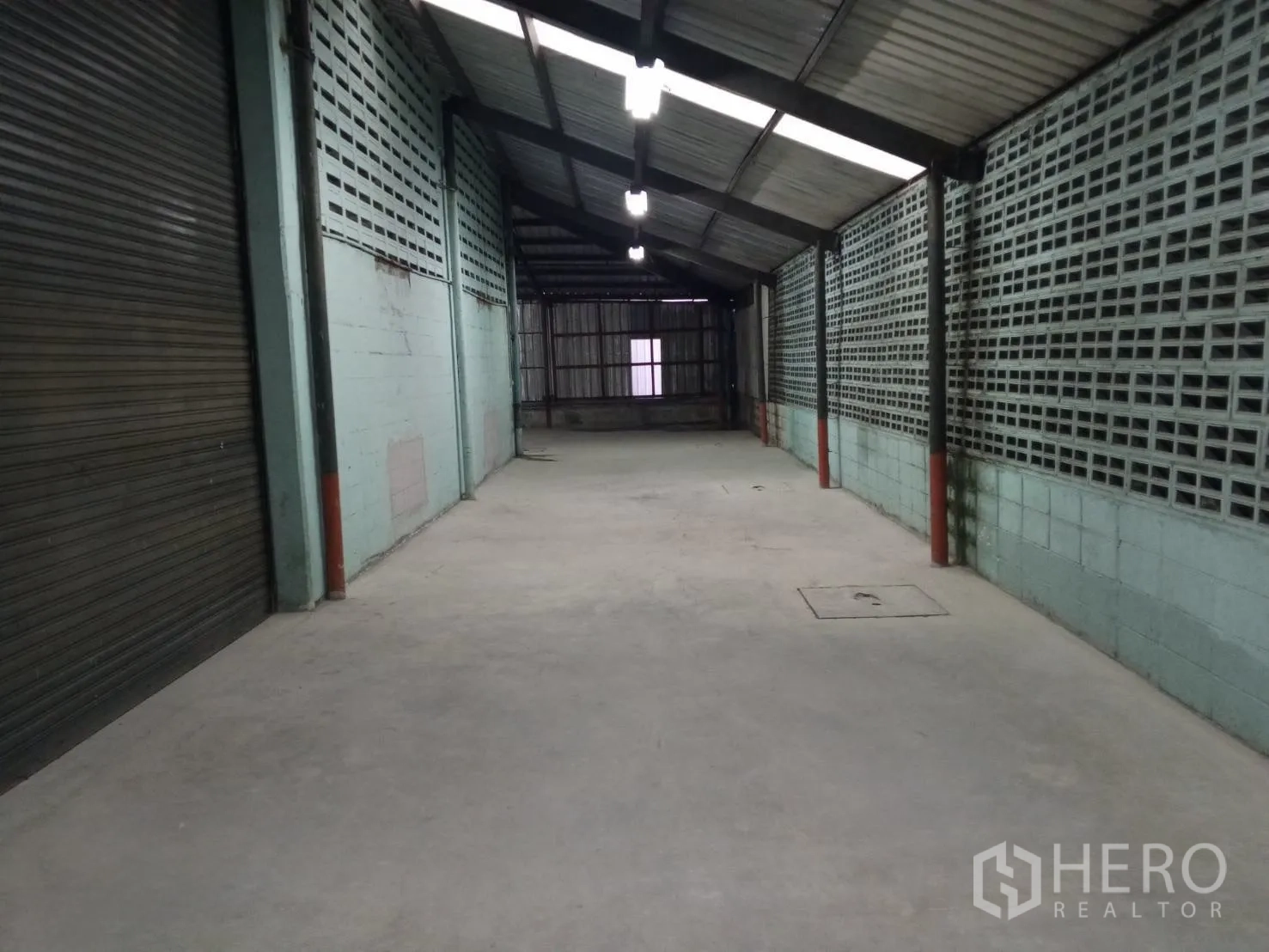 โกดัง for rent in Min Buri, Bangkok - เลนทางภายในสำหรับโหลดสินค้า ผนังบล็อกช่องลม ไฟเหนือศีรษะ และช่องประตูม้วน