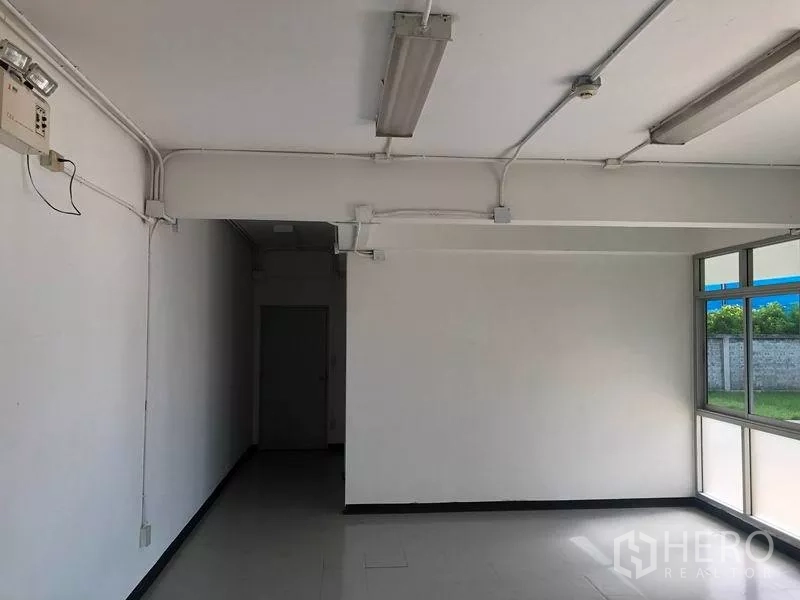 工厂 出租在Mueang Chon Buri, Chon Buri - 底层小型办公区，窗户与明装电气管线，带应急灯