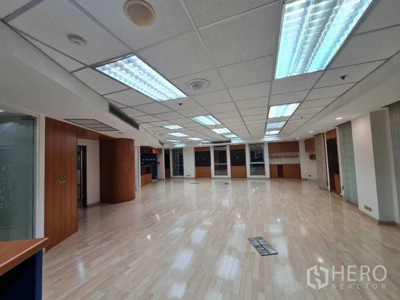 Office Space for rent in Ratchathewi, Bangkok - Spacious open-plan workspace with suspended ceiling, fluorescent lighting and wood flooring.