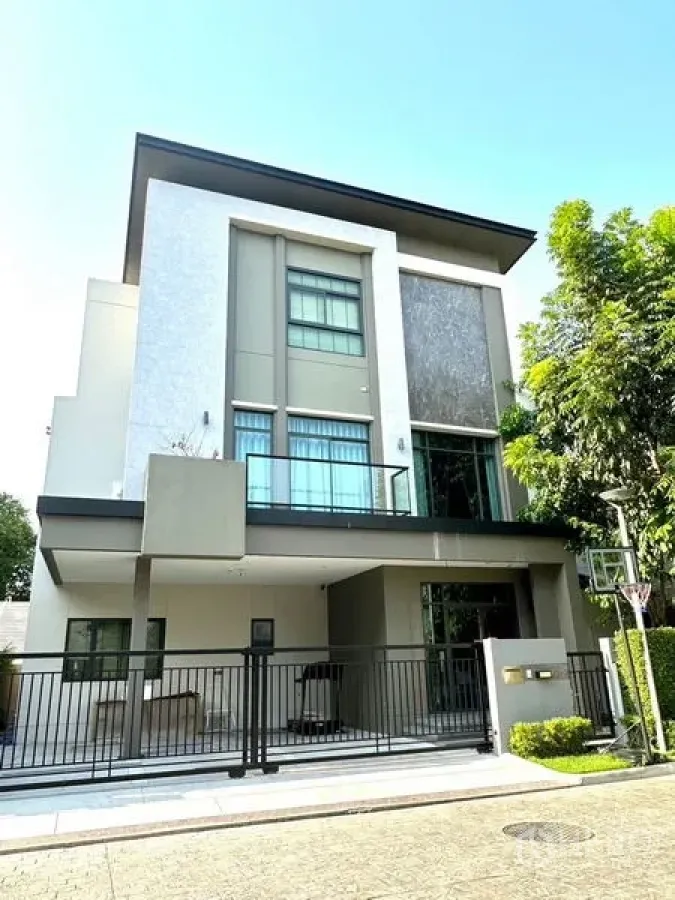独立式住宅 出租在Phra Khanong, Bangkok - 素坤逸101附近的现代三层独栋别墅，带前院铁门和阳台