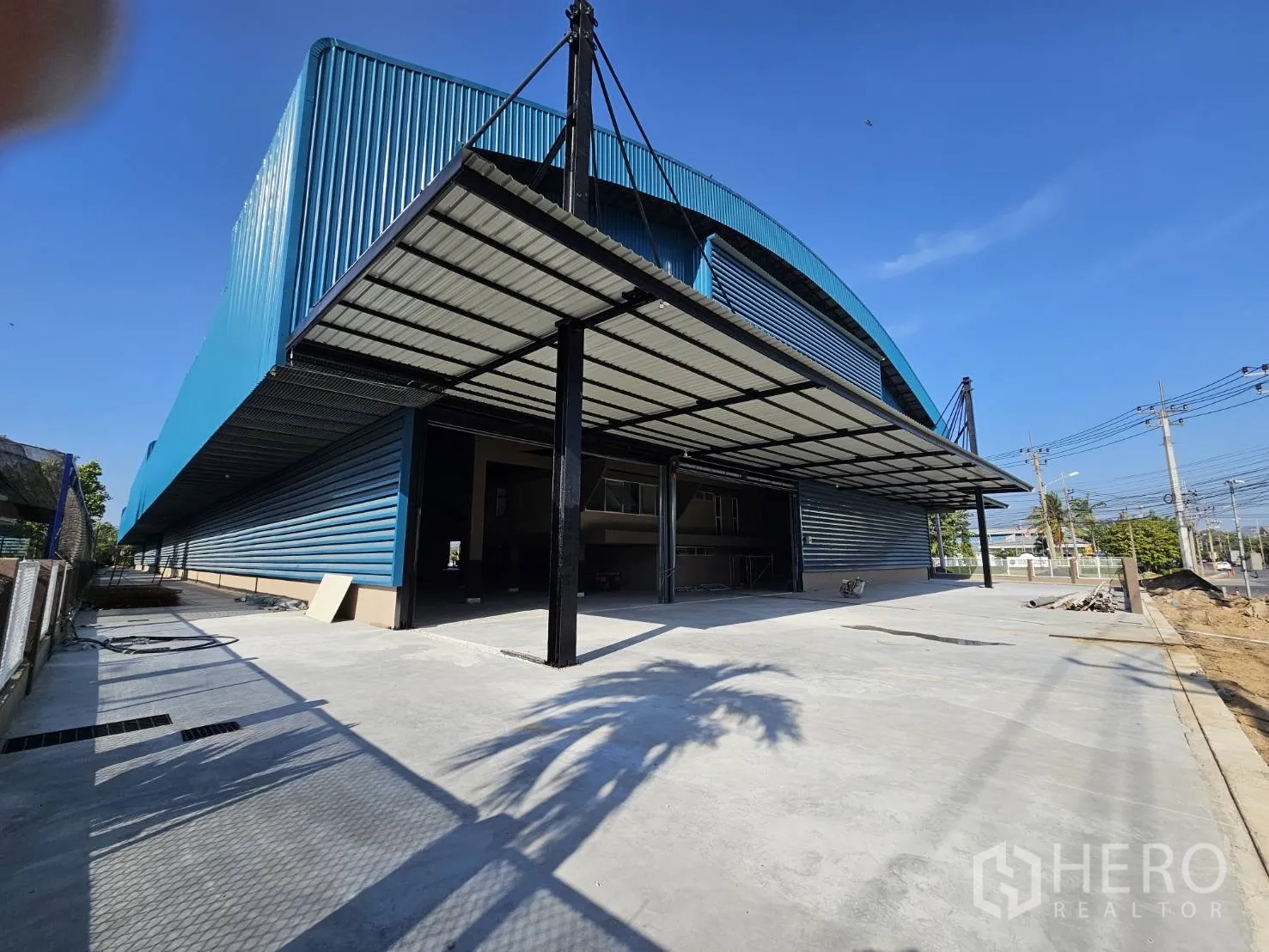 Factory for rent in Chon Buri - Covered loading bay with a wide roller door and ample truck turning area.