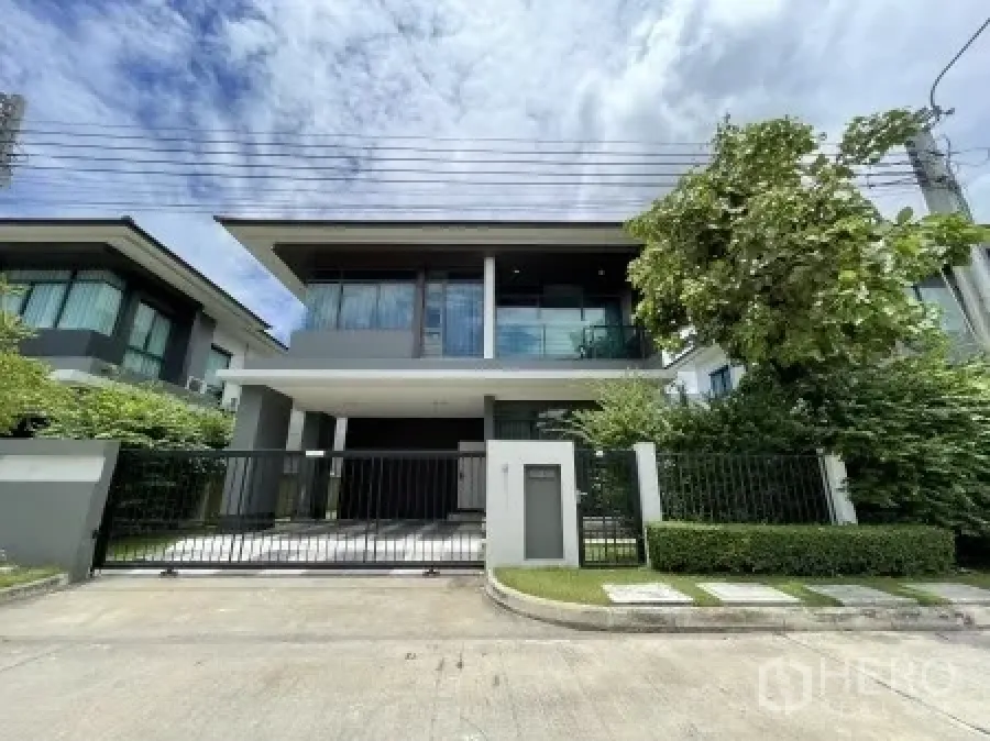 Detached House for rent in Bang Kapi, Bangkok - Modern two-storey detached house with gated frontage, driveway and lush greenery.