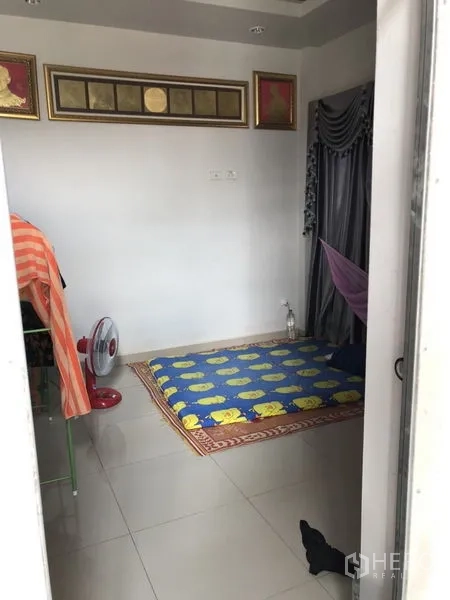 Detached House for sale in Lam Luk Ka, Pathum Thani - Compact room with tiled floor and window.