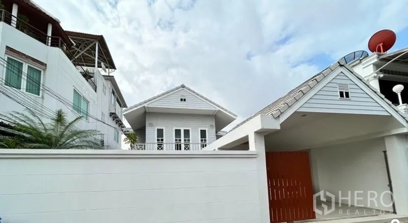 Home Office for rent in Suan Luang, Bangkok - Front facade and gate of the home office on a quiet residential lane.
