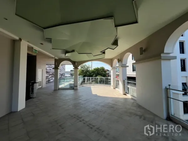 店屋 出租在Suan Luang, Bangkok - 带拱门与几何天花的半露台，可眺望城市景致。