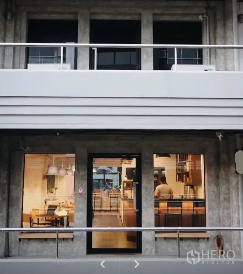 พื้นที่ขายปลีก ให้เช่าในWatthana, Bangkok - ด้านหน้าร้านสมัยใหม่ ผนังคอนกรีต ประตูกระจก และหน้าต่างโชว์สินค้าบานใหญ่