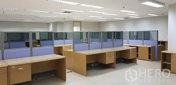办公空间 出租或出售在Bang Rak, Bangkok - 宽敞工位区，配多张木质桌与玻璃隔断。