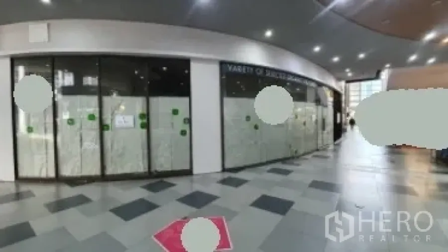 Retail Space for rent in Khlong Toei, Bangkok - Curved glass shopfront along an indoor shopping mall walkway near BTS Phrom Phong.