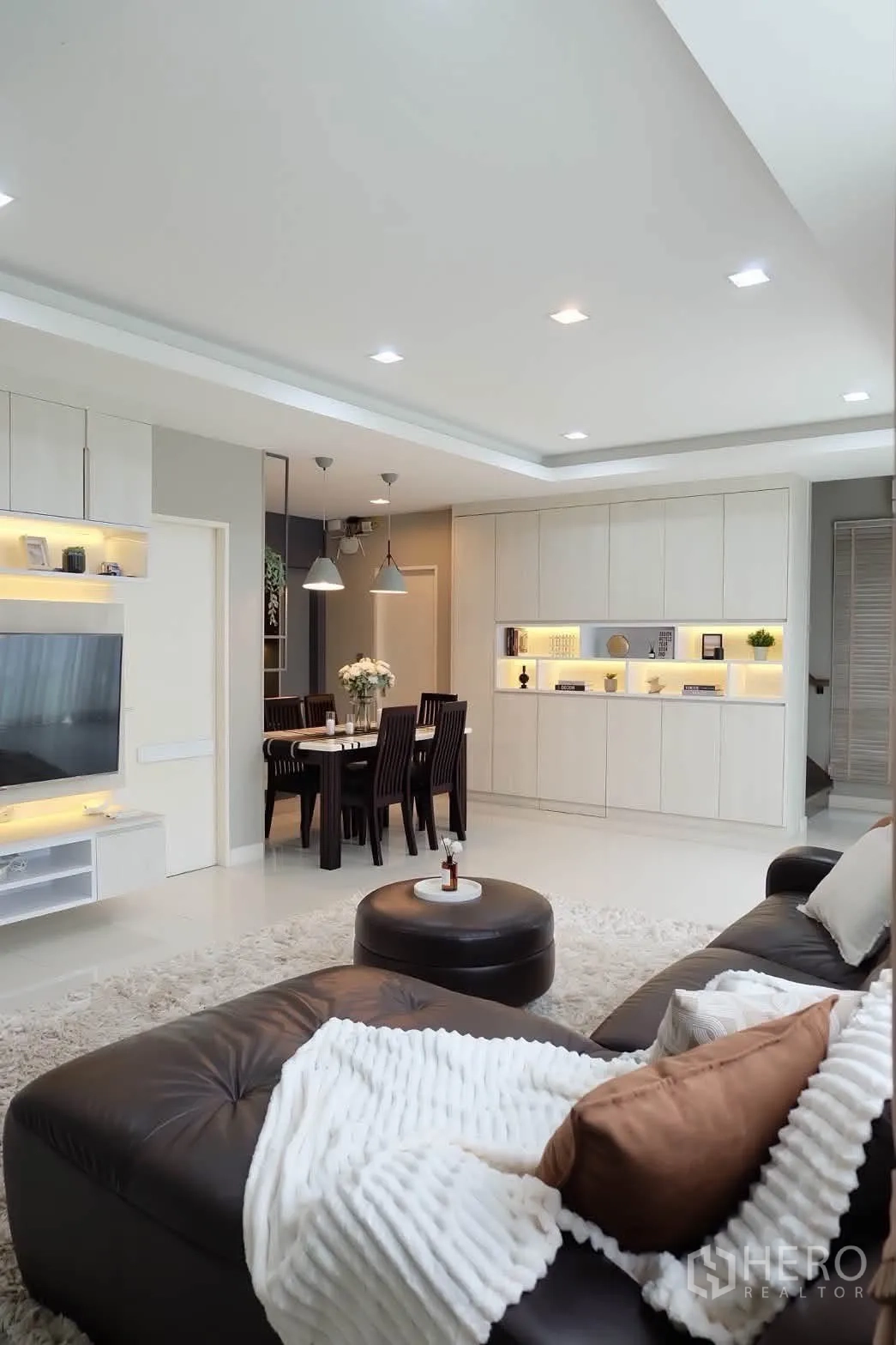 Detached House for rent in Bang Phli, Samut Prakan - Open living–dining space with built-in shelves and display cabinets.