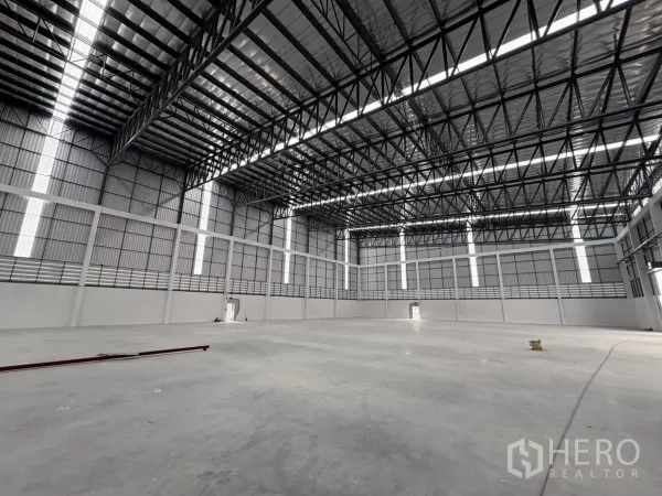Factory for rent in Bang Pakong, Chachoengsao - Spacious production hall with 10-meter clear height, steel truss roof and smooth concrete floor.