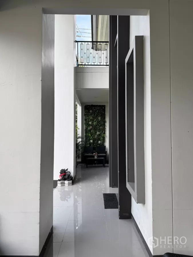 Detached House for sale in Mueang Pathum Thani, Pathum Thani - Shaded corridor linking areas of the house with seating at the far end.
