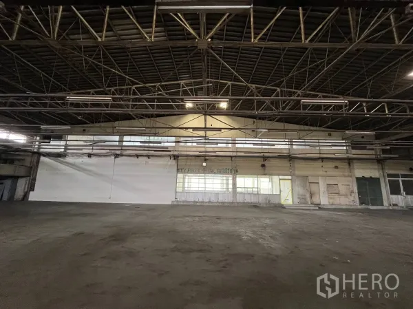 Factory for rent in Phra Pradaeng, Samut Prakan - Large warehouse hall with high steel truss roof and open production floor.