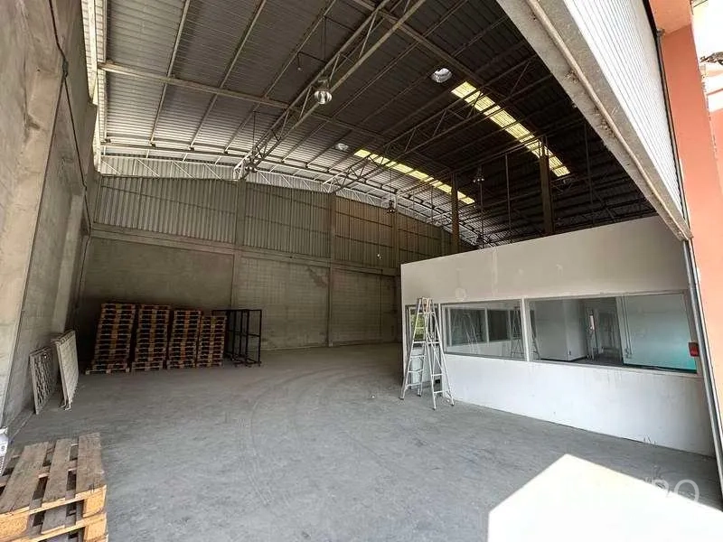 โรงงาน ให้เช่าในBang Phli, Samut Prakan - มุมจัดเก็บพร้อมพาเลต ถัดจากออฟฟิศกระจก
