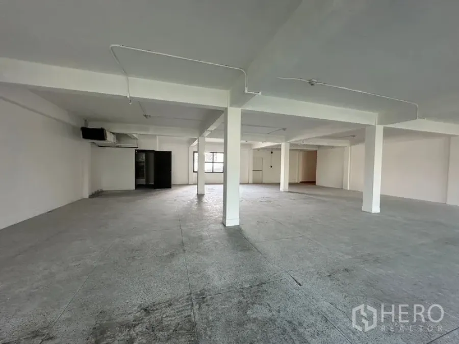 办公空间 出租在Khlong Toei, Bangkok - 明亮的空置办公楼层，双面采光并设有标示清晰的安全出口门。