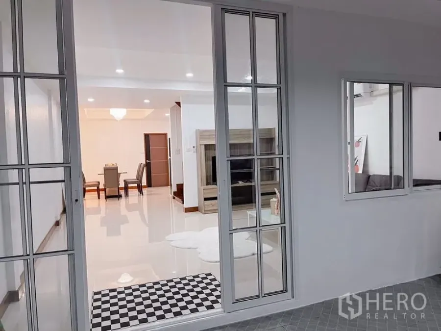 Featured image for For rent 3 Bedroom Townhouse in Samsen Nok, Huai Khwang, Bangkok