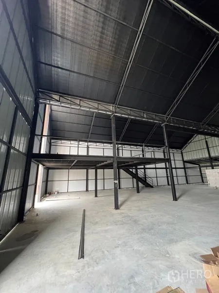 货栈 出租在Bueng Kum, Bangkok - 仓库内部挑高空间，钢结构与混凝土地面，设置夹层与楼梯。