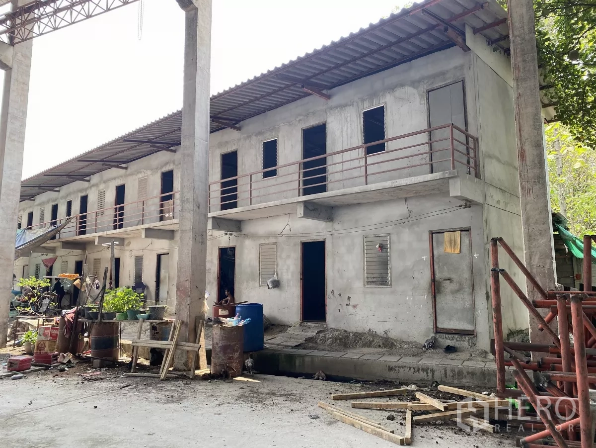 Factory for sale in Chon Buri - Two-storey workers’ dormitory building within the industrial compound.