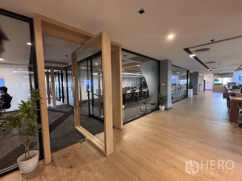 ออฟฟิศ for rent in Bang Rak, Bangkok - ทางเข้าห้องประชุมกระจกติดกับโซนทำงานแบบโอเพ่น