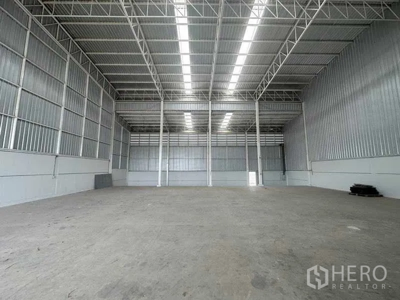 Factory for rent in Wang Noi, Phra Nakhon Si Ayutthaya - Open production space with tall columns, metal walls, and strip lighting.
