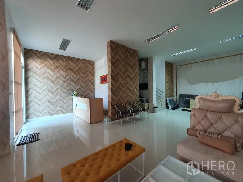 Factory for sale in Lam Luk Ka, Pathum Thani - Open-plan office lobby with seating areas and abundant natural light.