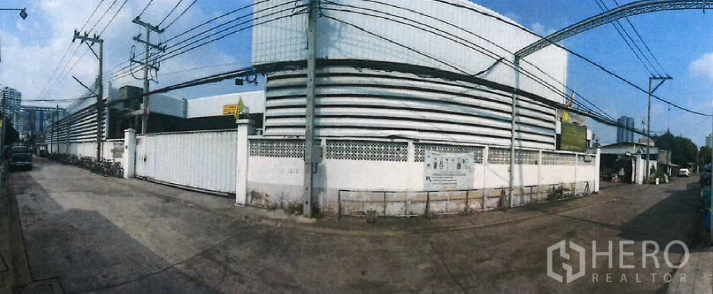 Factory for rent in Yan Nawa, Bangkok - Panoramic exterior of the industrial compound with secure perimeter wall.