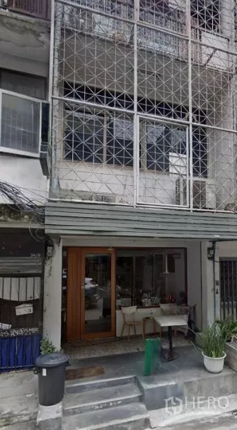 店屋 出租在Watthana, Bangkok - 多层店屋立面，金属网格与玻璃入口。