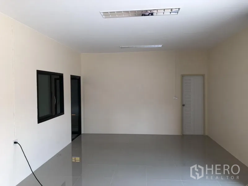 Factory for rent in Khlong Luang, Pathum Thani - Bright tiled office room with windows and fluorescent lighting.