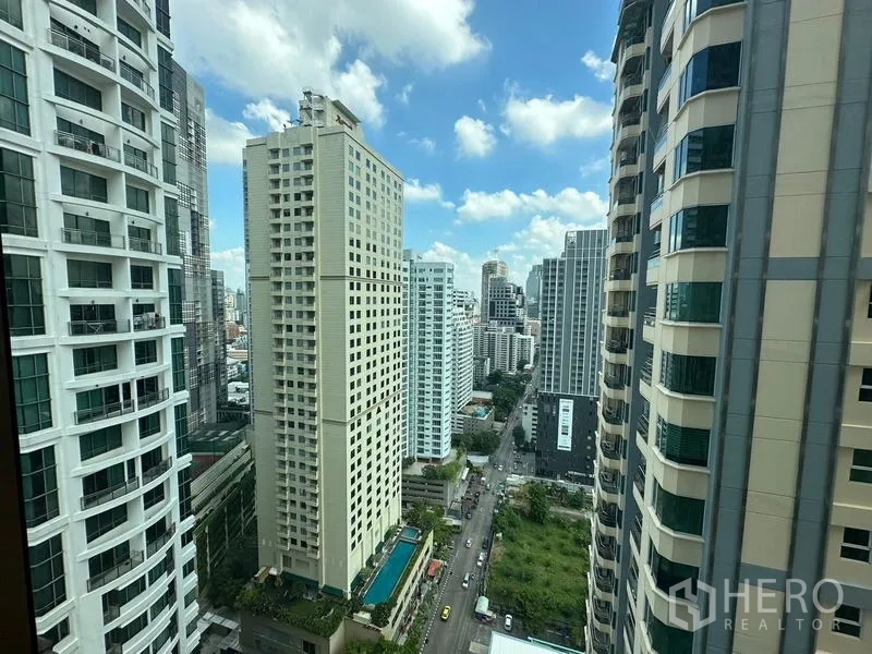 Condominium for sale in Khlong Toei, Bangkok - High-floor city view of Sukhumvit high-rises and the street below.