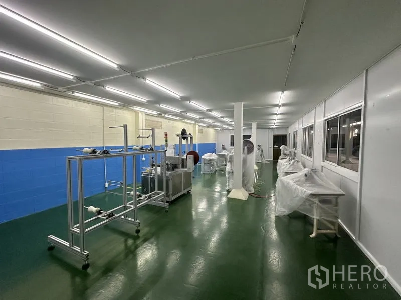 工厂 出售在Khlong Luang, Pathum Thani - 洁净生产间，环氧地坪、明亮灯带与设备。