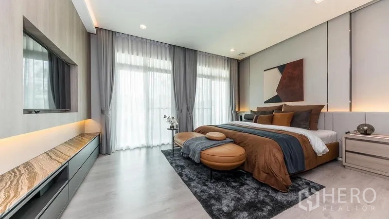 บ้าน ให้เช่าในPrawet, Bangkok - มุมห้องนอนใหญ่พร้อมตู้วางทีวีและผ้าม่านสูงเปิดสู่ระเบียง