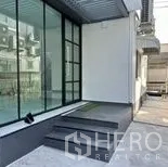 Home Office for rent in Wang Thonglang, Bangkok - Entry steps leading to floor-to-ceiling glass walls of the home office.