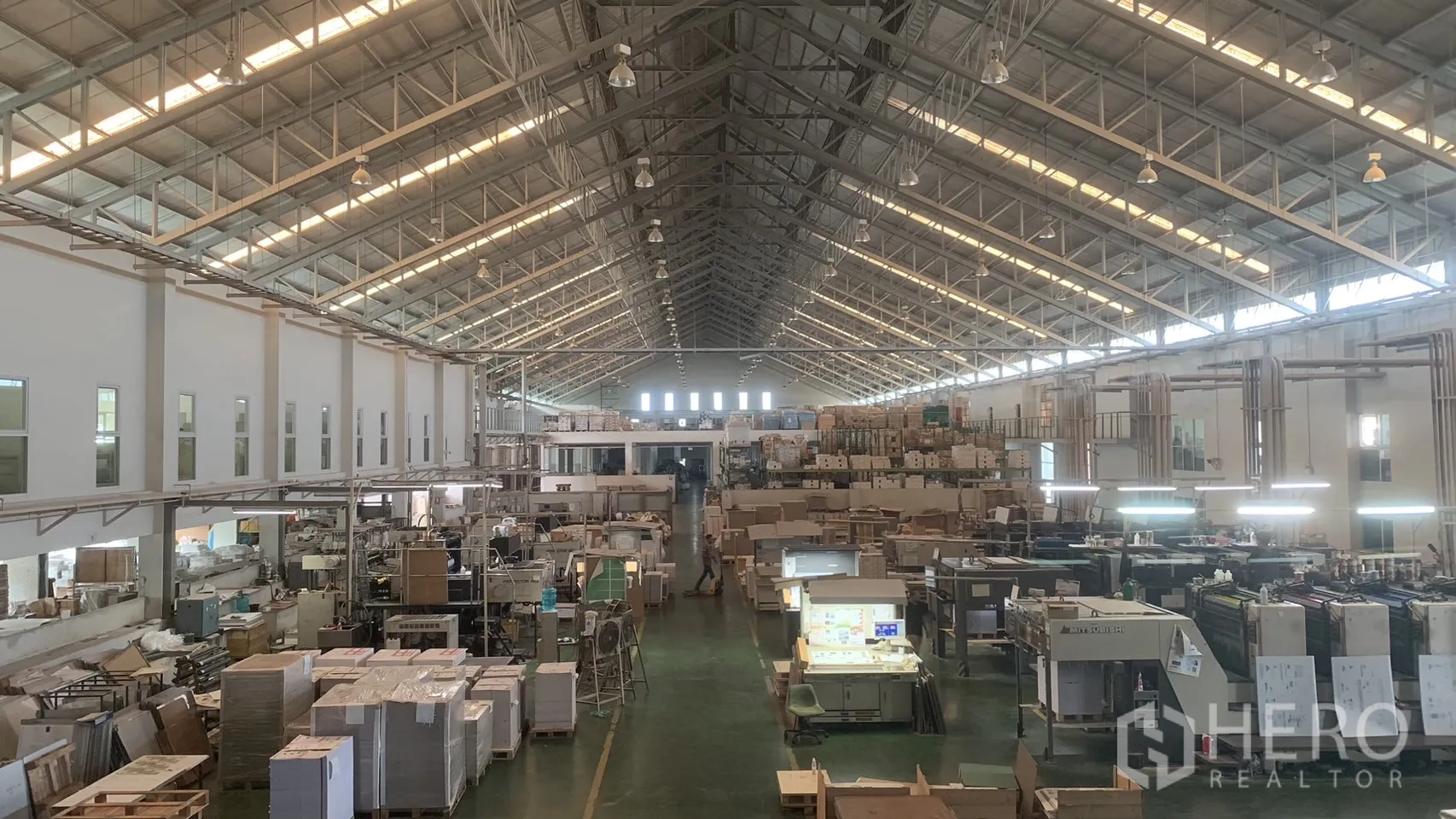 โรงงาน ขายในMueang Samut Sakhon, Samut Sakhon - มุมมองกว้างของพื้นที่ผลิต เครื่องจักรและการจัดเก็บจำนวนมาก