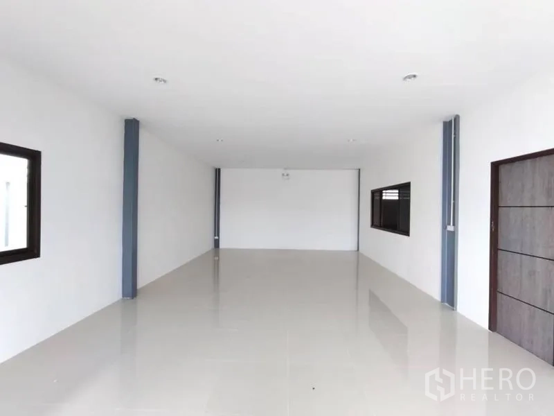 货栈 出租在Bang Phli, Samut Prakan - 空置办公室，双侧窗户与瓷砖地面，整洁明亮。