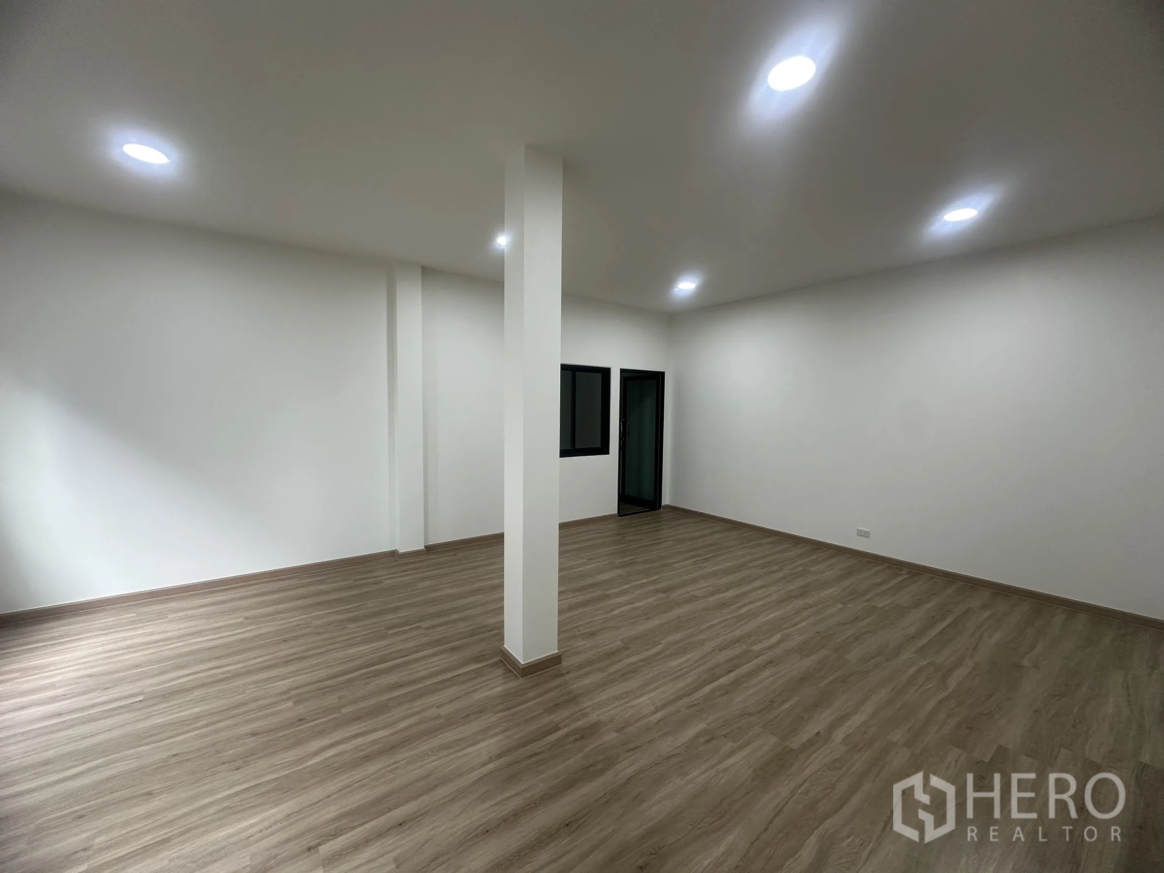 Warehouse for sale in Khlong Luang, Pathum Thani - Upper-floor office room with wood-look flooring, recessed LED lighting and window.