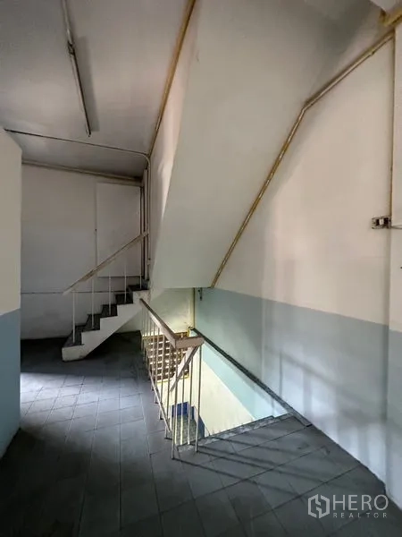 Shophouse for rent in Bang Na, Bangkok - Landing and stairwell connecting upper rooms within the shophouse.