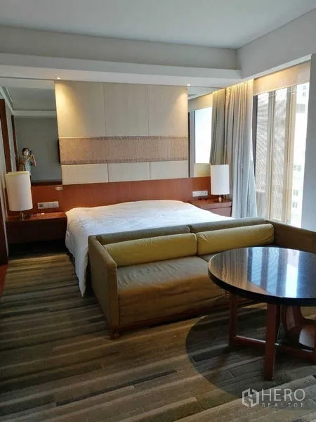 Condominium for rent in Pathum Wan, Bangkok - Bright 1-bedroom condo with king bed, sofa and floor-to-ceiling windows.