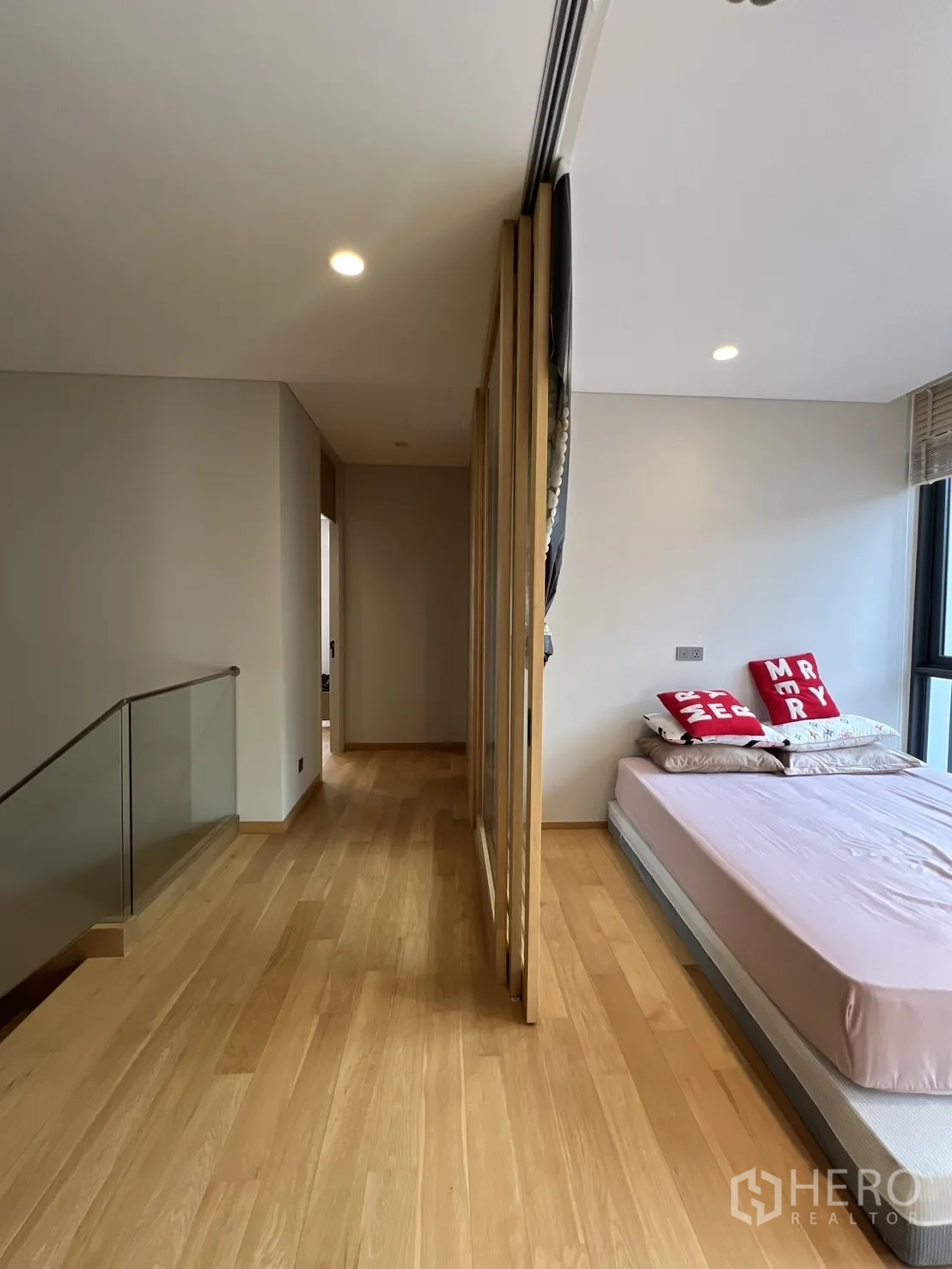 独立式住宅 出租在Suan Luang, Bangkok - 楼层走道木地板，楼梯旁设隔断与休息床位
