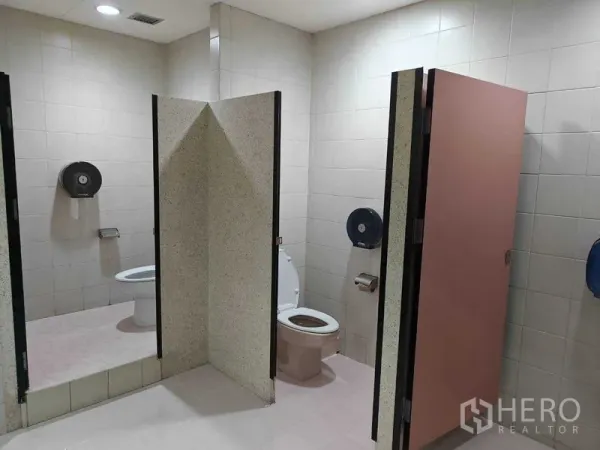 Office Space for rent in Din Daeng, Bangkok - Tiled restroom featuring private toilet stalls with partitions.
